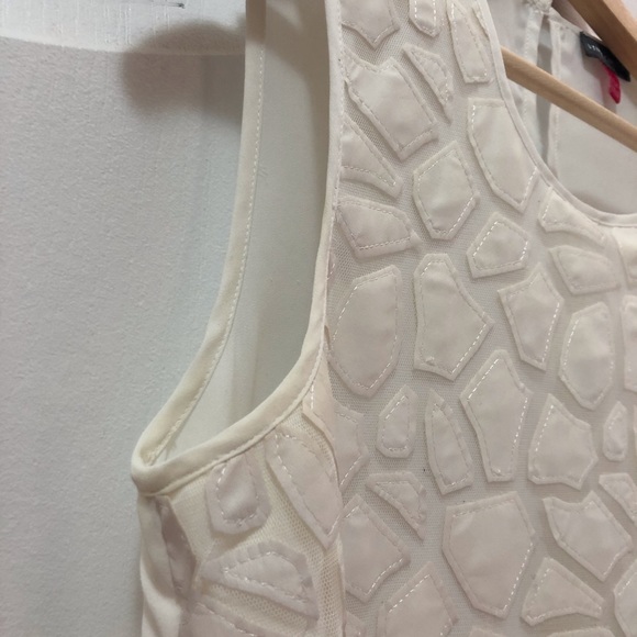 Sale! 🌟 Vince Camuto white top w white appliqués 💋 - Picture 7 of 10